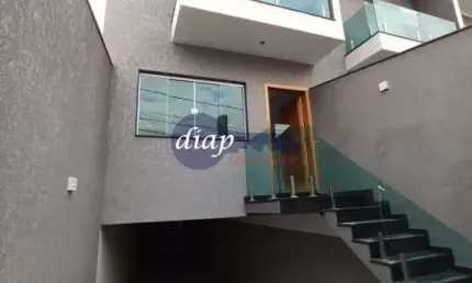 Lindo sobrado novo com 180 metros construídos, divididos em 3 suítes, todas com infraestrutura para ar condicionado, assim como a sala, sala integrada