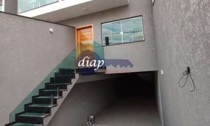 Lindo sobrado novo com 218 metros construídos, divididos em 3 suítes, todas com infraestrutura para ar condicionado, assim como a sala, sala integrada