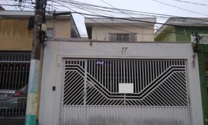 Lindo sobrado com 4 dormitórios, sendo uma suíte, sala, cozinha, área de serviços, espaço gourmet com churrasqueira e garagem para 3 carros. Terreno c