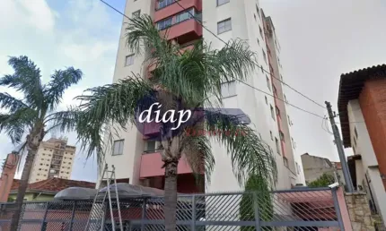 Apartamento Duplex com 3 quartos, 1 banheiro (com instalação para outro), cozinha, lavanderia, sala de estar, sala de jantar no andar de cima e closet