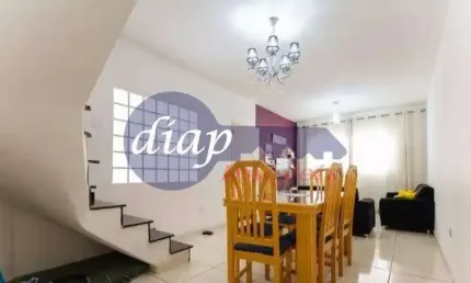 Sobrado com 160m², 4 quartos com dependência de empregada, 4 banheiros, 5 vagas, banheira de hidromassagem com closet no quarto de casal com sacada e