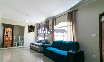 Sala enorme para 2 ambientes, lavabo, banheiro social, copa, cozinha, 3 suítes + 2 dormitórios, closet, 5 banheiros e 2 com banheiras, armários nos qu