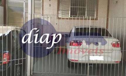 Sobrado com 3 dormitórios, sala, cozinha, banheiro e 2 vagas de garagem. Imóvel isento de IPTU, pois está em uma área econômica. Falta regularização d
