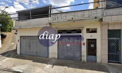 Terreno medindo aproximadamente 10x28 na região da água rasa, próximo a anália franco. o terreno tem garagem para 3 carros e três casas sem ocupação.