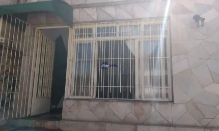 Linda casa térrea  com 190m², 3 quartos, ampla sala para 3 ambientes, piso todo em porcelanato, garagem para 2 veículos, ótima localização rua tranqui