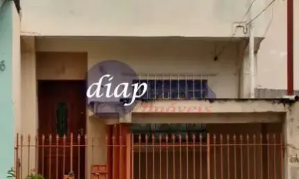 Sobrado em reforma, com 2 dormitórios, sala, cozinha, 2 banheiros, quintal na lateral e uma vaga de garagem. Terreno com 4,40 x 19,90, 160 metros de á