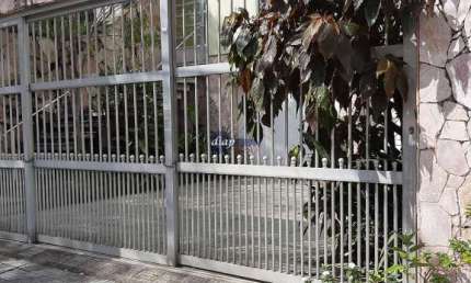 Linda casa, 3 dormitórios, sendo uma suíte, sala, cozinha, lavanderia, dependências de empregada, área de lazer coberta e 4 vagas de garagem.