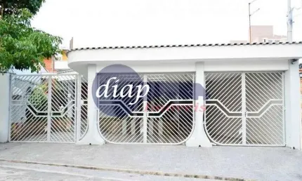 Excelente imóvel com 2 belos sobrados. O primeiro é composto por uma suíte, dois dormitórios, duas salas independentes, cozinha com dois ambientes, qu