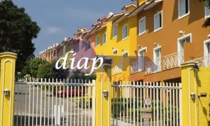 Lindo sobrado com 2 dormitórios, sala, cozinha, 2 banheiros, quintal com churrasqueira, piso porcelanato casa toda, ármarios planejados, IPTU R$ 45,00