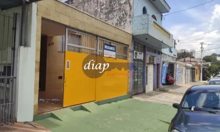 Linda casa comercial com 3 dormitórios, sendo uma suíte, banheiro, 2 salas, escritório, área de serviço, cozinha, quintal com telhado retrátil, garage