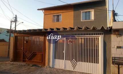 Lindo sobrado com 2 dormitórios, sala, cozinha, lavanderia, banheiro e 1 vaga de garagem. Documentação regularizada.