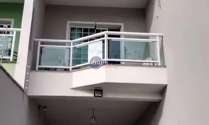 Lindo sobrado com 3 dormitórios, sendo uma suíte com sacada, banheiro, sala com sacada, lavabo, copa, cozinha, jardim de inverno, churrasqueira e vaga