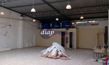 Excelente galpão comercial no Jardim Brasil com 13 salas, ventiladores, 2 vestiários, 1 cozinha, 2 banheiros e 5 vagas de garagem. O imóvel está em um