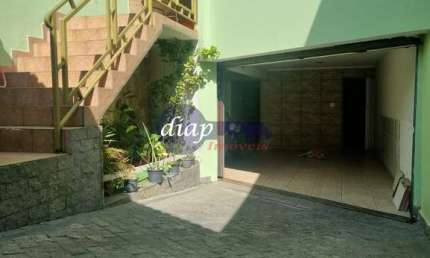 Lindo sobrado com 3 dormitórios, sala, cozinha, banheiro, lavanderia e 3 vagas de garagem. Imóvel com ótimo acabamento em mármore e granito, pintura n