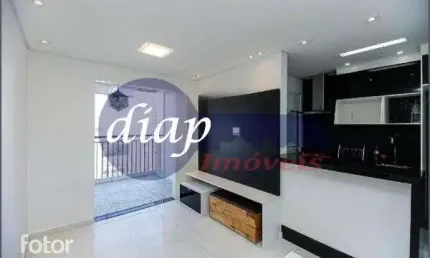 Apartamento com 2 dormitórios, mobiliado, sala ampliada com a sacada, lavanderia, banheiro e 1 vaga de garagem. O condomínio oferece lazer completo.