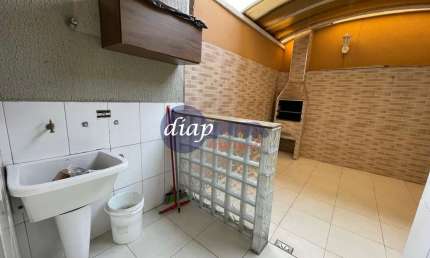 Excelente sobrado na Vila Curuçá com 2 dormitórios, sendo 2 suítes, 1 com sacada, cozinha com gabinetes, madeira náutica e granito verde Ubatuba, sala