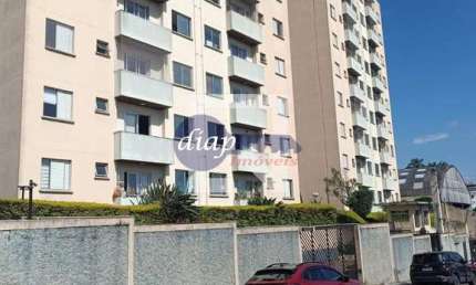 Lindo apartamento com 2 quartos, 1 banheiro, sala grande, cozinha grande, lavanderia, sacada e uma vaga de garagem. O condomínio oferece quadra, playg