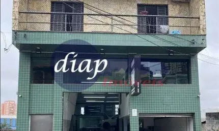 Excelente casa comercial no bairro Chácara Santo Antônio com 3 dormitórios, sendo 3 suítes, possui dois pisos comerciais com copa e cozinha planejada,