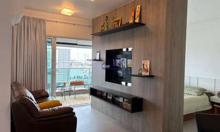 Lindo apartamento com 1 dormitório, cozinha planejada, sala, varanda, lavanderia, banheiro e 2 vagas de garagem.  Imóvel em andar alto, com móveis pla