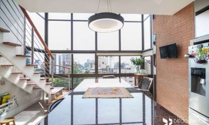 Cobertura duplex semi mobiliada em andar alto na Bela Vista