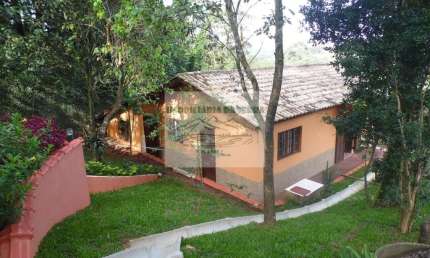 Casa à venda na Serra da Cantareira: 3 Quartos, 3 Suítes, 3 Salas, 5 Banheiros, 3 Vagas de Garagem - Mairiporã-SP