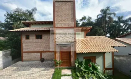 Casa à venda na Serra da Cantareira - Mairiporã/SP - 3 quartos, 1 suíte, 2 salas, 3 banheiros, 2 vagas de garagem, 230m² no Parque Petrópolis.