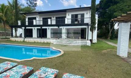Luxuosa casa em condomínio na Serra da Cantareira, Mairiporã-SP: 4 quartos, 4 suítes, 4 salas, 7 banheiros, 3 vagas, 560m². Venha conhecer!