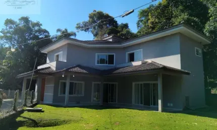Casa à Venda na Serra da Cantareira: 3 quartos, 3 suítes, 2 salas, 5 banheiros, 3 vagas de garagem - Mairiporã-SP.