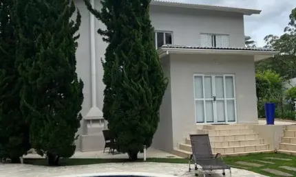 Imponente residência em condomínio na Serra da Cantareira-SP: 3 quartos, 2 suítes, 4 salas, 7 banheiros, 450m². Venha conferir!