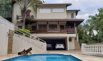 Casa de luxo em condomínio na serra da cantarteira: 3 quartos, 2 suítes, 3 salas, 4 vagas, 400m². aproveite!