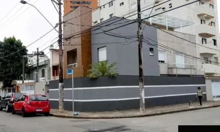 Raridade em santos – sobrado triplex isolado com piscina e salão de festas