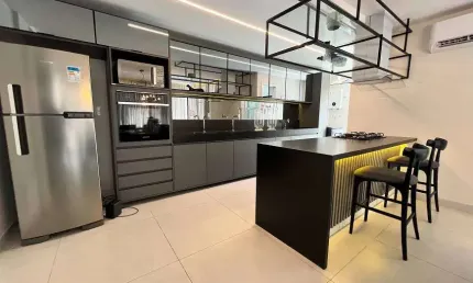 Vendo casa em condomínio fechado, 1° andar, 177 m², 3 ou 4 suítes, lazer completo, R$ 1.750.000,00.