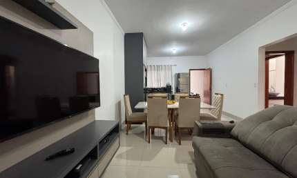 Casa térrea com 2 dormitórios (1 suíte), área gourmet e 2 vagas – 137m² de construção