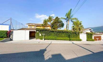 Casa com 3 dormitórios, sendo 02 suítes à venda, no Jardim do Lago em Atibaia/SP - CA3050