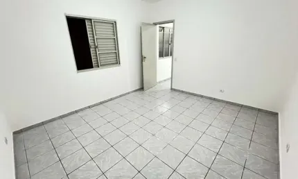 Casa térrea independente com quarto, quintal, sala ampla e cozinha para locação no bairro do limão