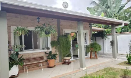 Ótima casa com 192m², total de 4 dormitórios, sendo 2 suítes, churrasqueira e muito bem localizada no Itaguá