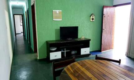Apartamento térreo com 3 dormitórios e 2 vagas a 200 metros da Praia da Enseada.
