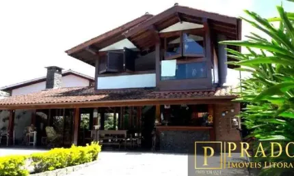 Casa alto padrão com 4 dormitórios e piscina, ótima localização!