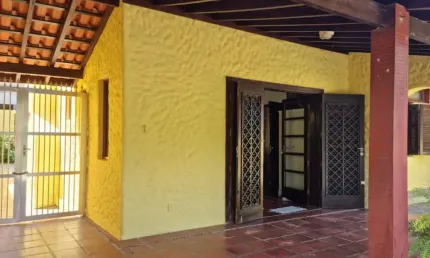 Casa na Enseada, 03 dormitórios, a poucos passos do mar