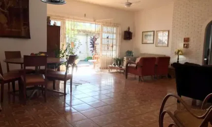 Casa atrás do Jundu - 03 dormitóirios sendo 1 suíte, próxima a praia