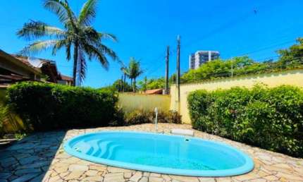 CASA AMPLA COM 03 DORMITÓRIOS ÁREA DE LAZER COM PISCINA