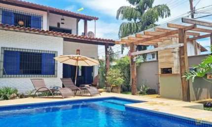 Casa com piscina, e área gourmet com churrasqueira no Itaguá
