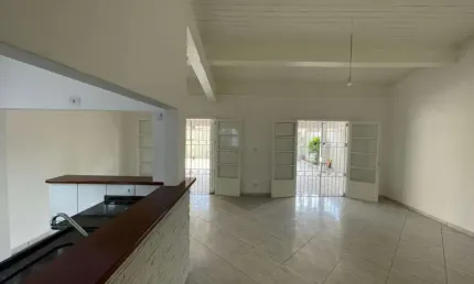 Casa no Centro com 03 dormitórios, sendo 01 suíte + Edícula com 01 suíte