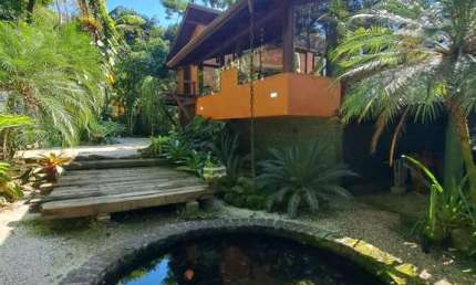 Excelente Casa rodeada de área verde a 300 metros da Praia do Felix