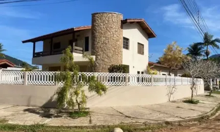 Oportunidade Única! Sobrado a 200 metros da Praia do Maranduba Amplo sobrado com 5 quartos, 3 banheiros e garagem para até 6 carr