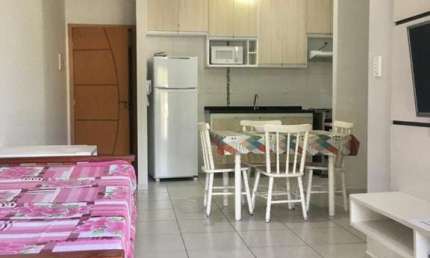 Apartamento com 02 dormitórios, sendo 01 suíte, varanda gourmet, 2 vagas de garagem e piscina com uma vista incrível.