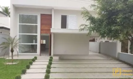 Casa Nova em Condomínio com 4 suítes, cozinha integrada com a sala, piscina, e churrasqueira.