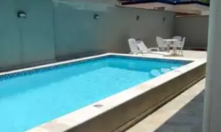 Casa em condomínio fechado com 4 suítes, 2 salas cada uma com 2 ambientes, cozinha americana, piscina, área gourmet, lavanderia,