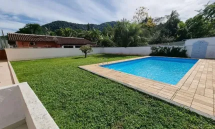 Casa no centro com uma otima localização com 3 quartos com 1 suíte terreno de 700 metros.