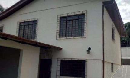 Casa com terreno amplo (605m²) e com uma enorme área externa, localizada no bairro Pilarzinho (bairro tranquilo e seguro).